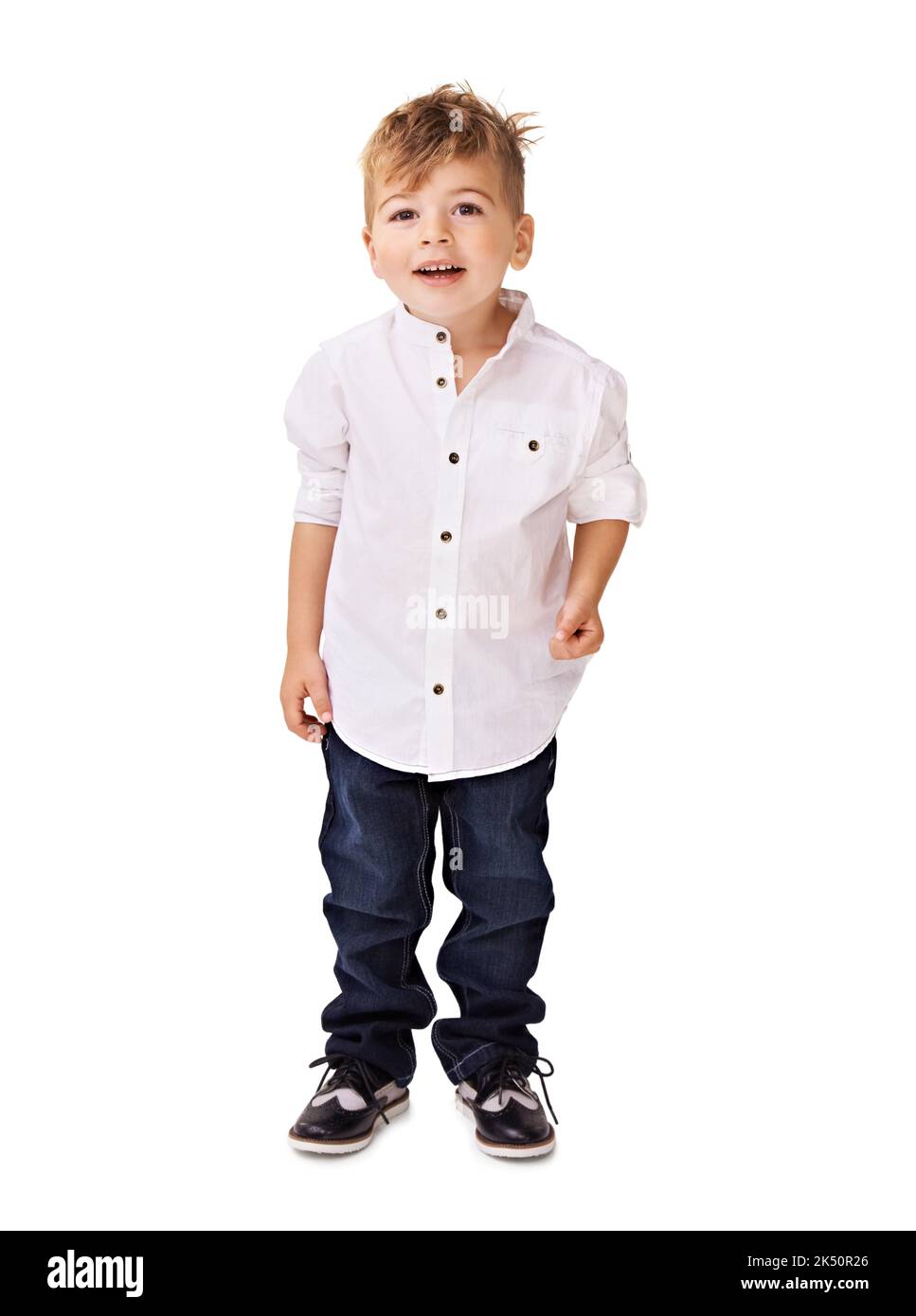 Sieht aus wie ein cooler Kerl. Ein niedlicher kleiner Junge posiert auf weißem Hintergrund. Stockfoto