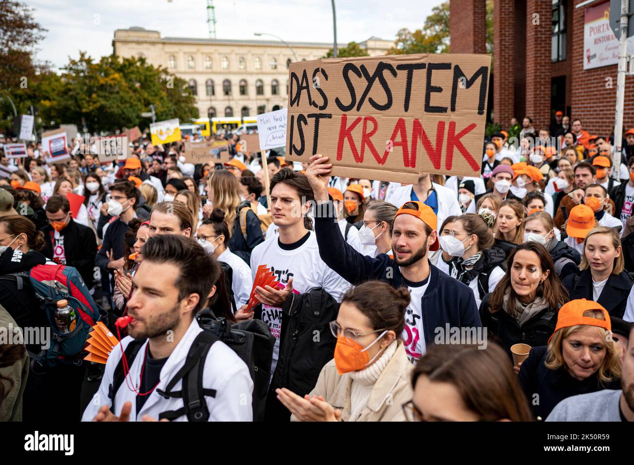 05. Oktober 2022, Berlin: Ärzte stehen bei einem eintägigen Warnstreik ...