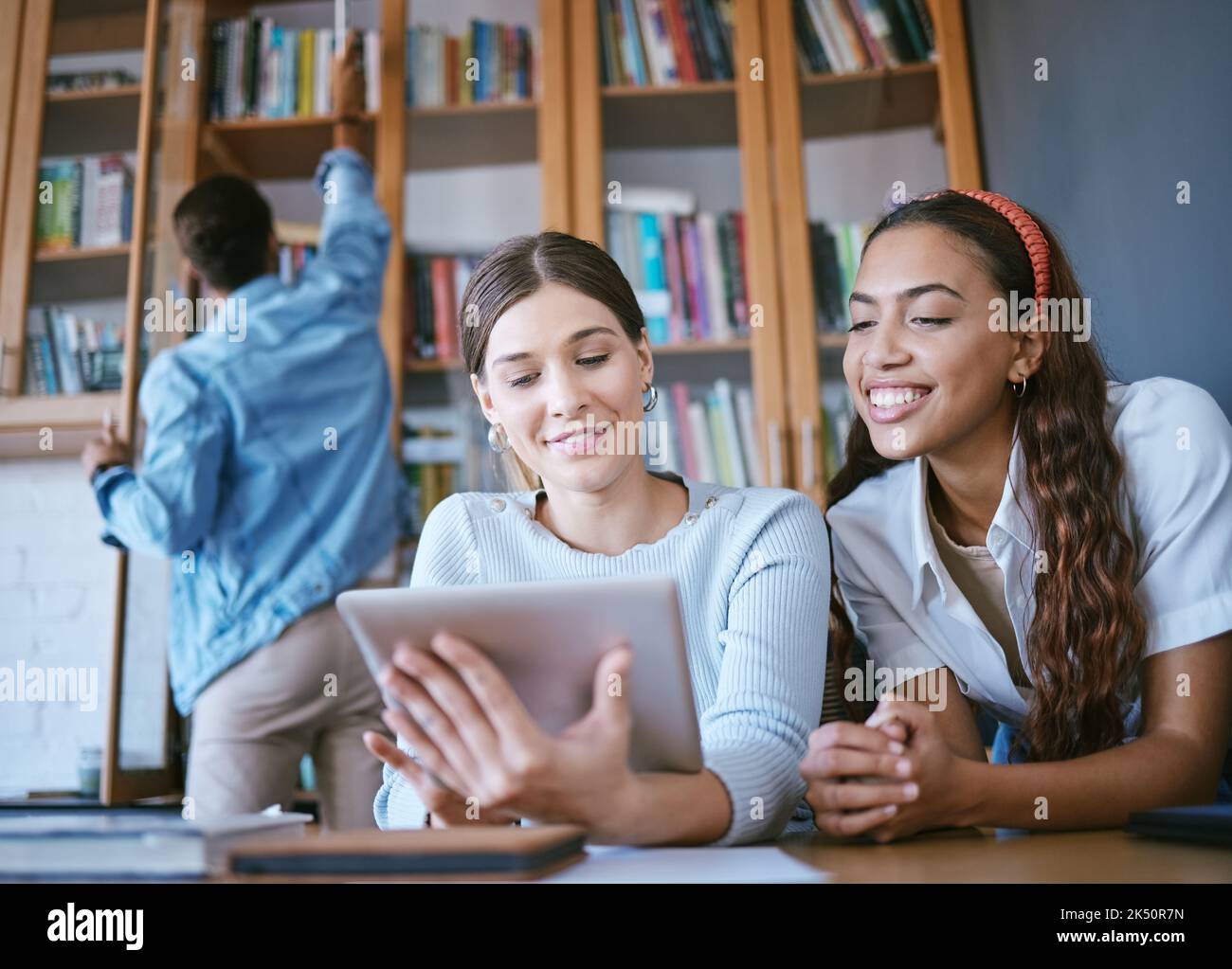 Universitätsfreunde, Studentinnen und die Forschung an Bibliothekstabletten verbinden sich für Wissen, Lernen und Hochschulbildung. Fröhliche Jugend, Campus Stockfoto