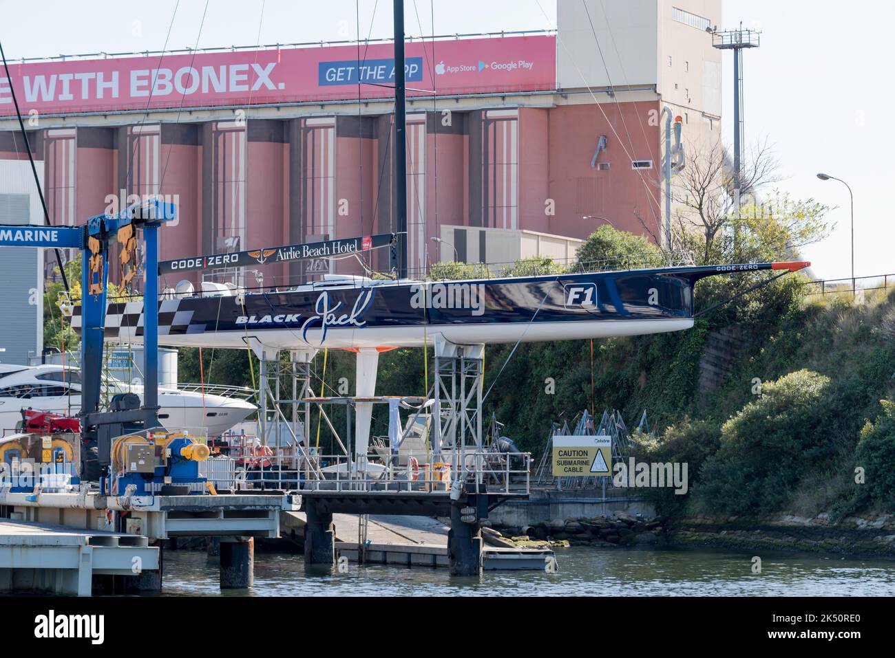 Die 100ft Maxi-Rennyacht Black Jack wird in der Superyacht Marina in Roselle Bay, Sydney Harbour, Australien, gelagert Stockfoto