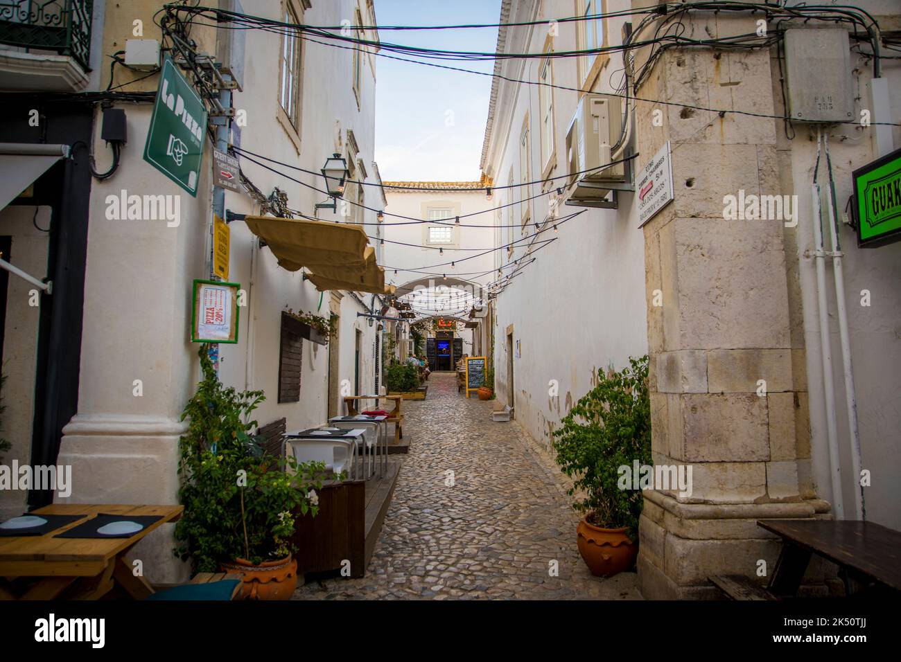 Faro, Portugal, September 2022: Blick auf eine gemütliche Straße mit Restaurants und Bars in der Altstadt von Faro. Stockfoto