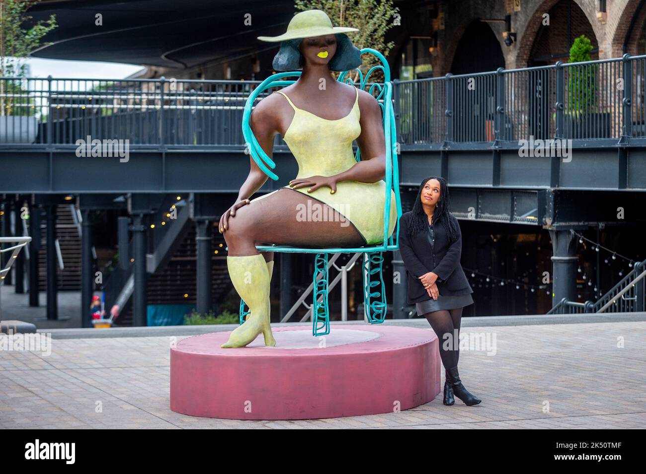 London, Großbritannien. 5. Oktober 2022. Tschabalala Self enthüllt ihre Skulptur ‘Seated’, ein neues öffentliches Werk, das Avant Arte in Auftrag gegeben hat, auf dem Coal Drops Yard in der Nähe von King’s Cross. Die großformatige Bronze steht mit fast 3 Metern Höhe und ist die erste öffentliche Skulptur des Künstlers. Kredit: Stephen Chung / Alamy Live Nachrichten Stockfoto