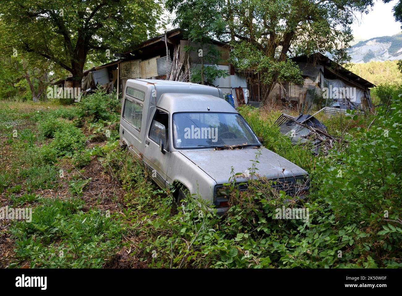 Verrostete alte Auto Wrack oder verkommen Auto Renault Express Van in verlassenen Farm Yard Stockfoto