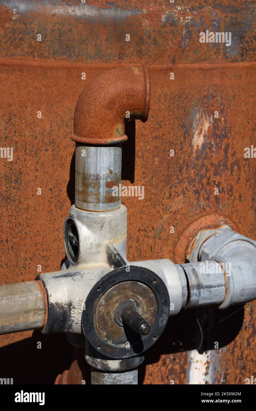 Alte rostige Rohre des alten Wassertanks oder rostigen Boilers Stockfoto