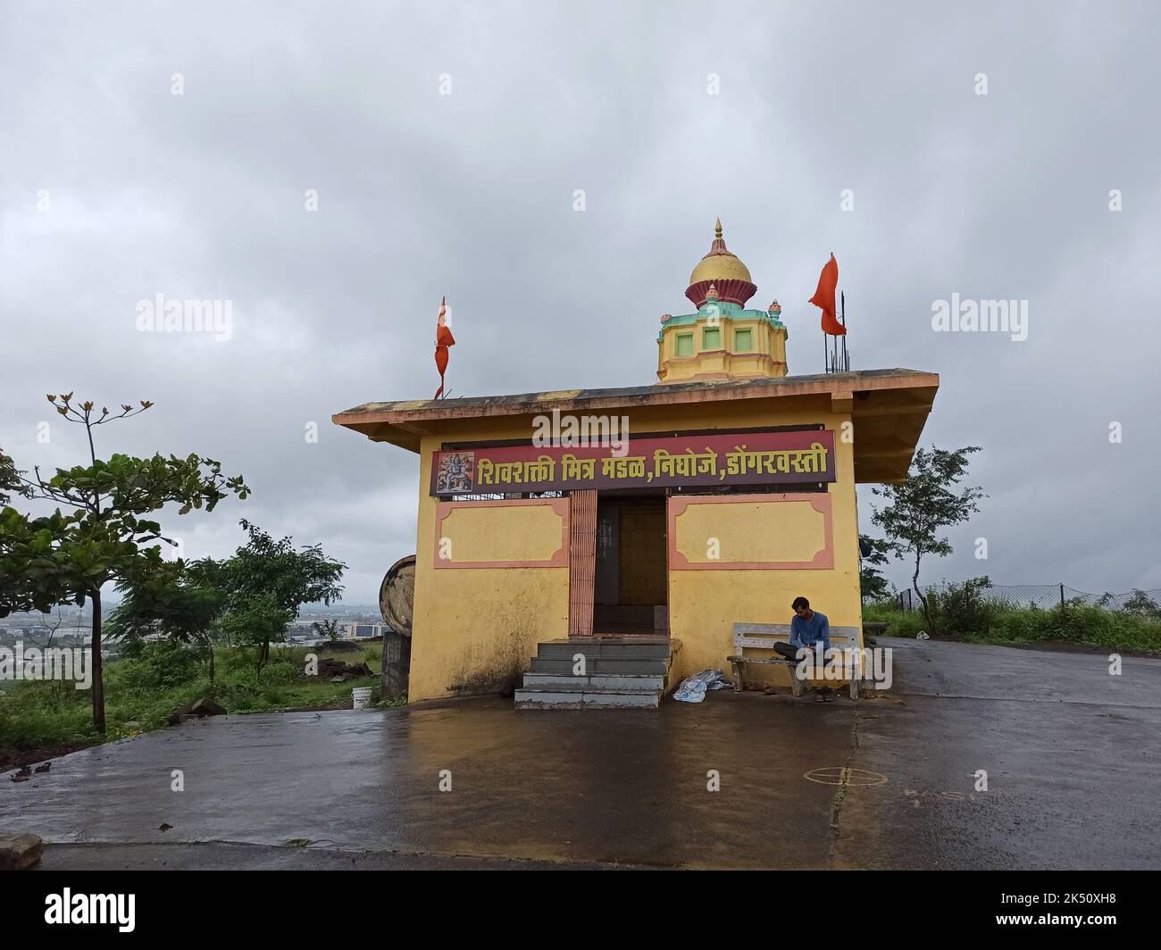 Ein Shiva Parvati Tempel auf einem Hügel, Shiva auch bekannt als Mahadeva oder Hara, ist eine der wichtigsten Gottheiten des Hinduismus. Stockfoto