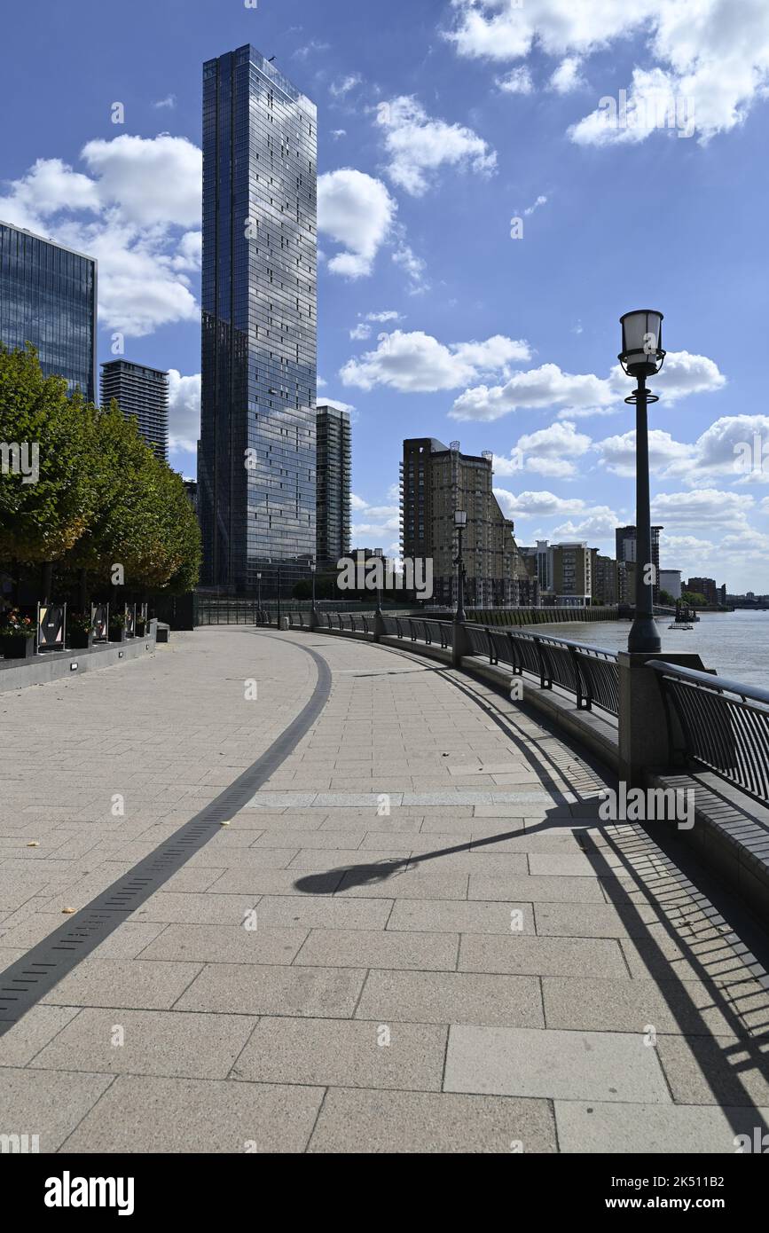 Wolkenkratzer am Ufer der Themse am Canary Wharf in Londons Docklands Stockfoto