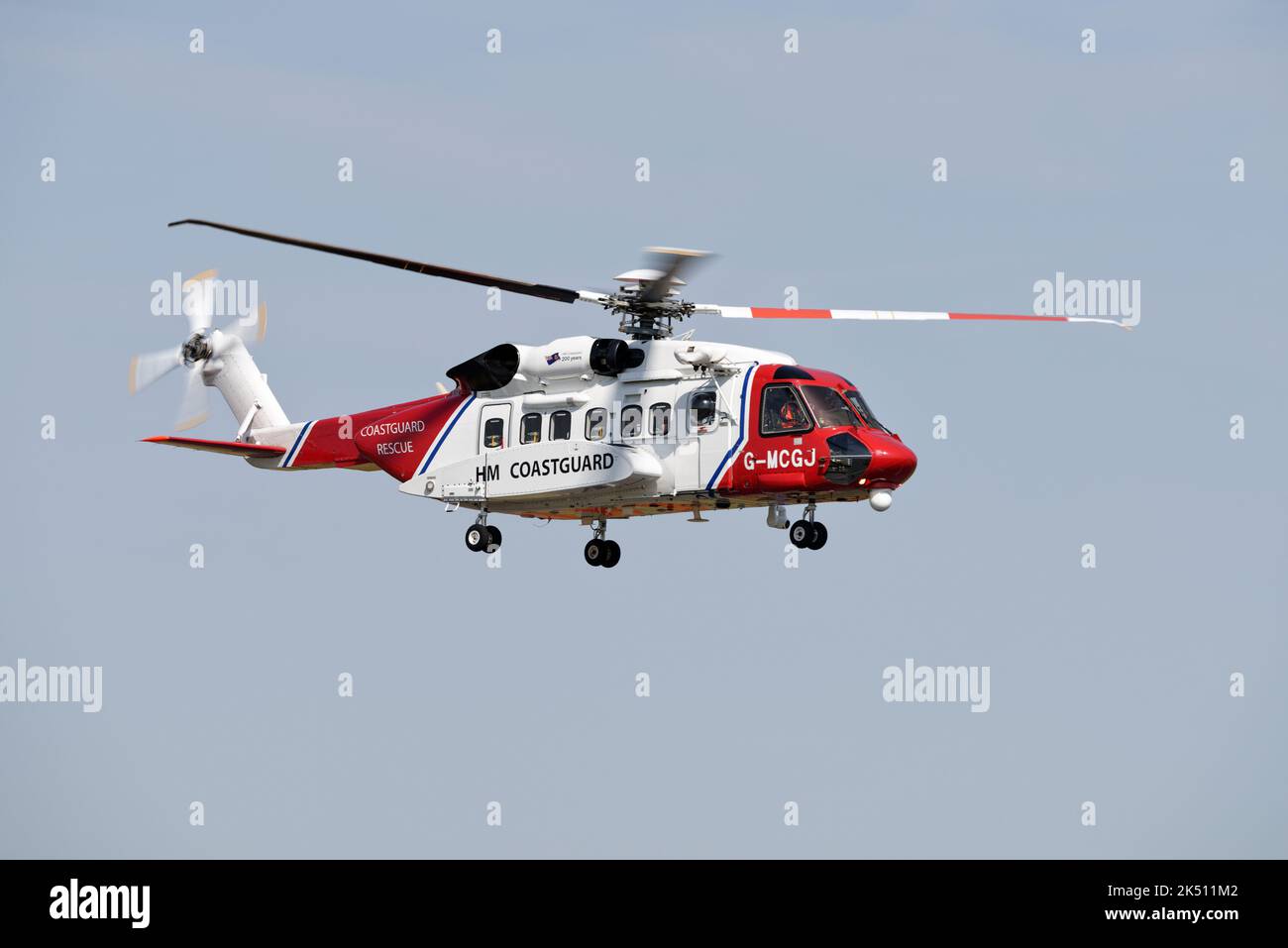 HM Coastguard Sikorsky Helicopter fliegt beim Royal International Air Tattoo durch die Menge Stockfoto
