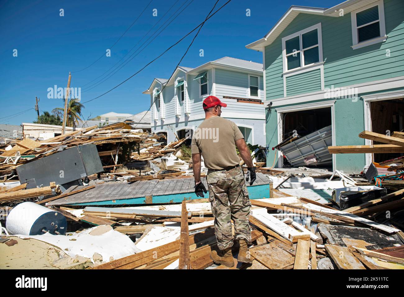 FORT MYERS BEACH, FLORIDA, USA - 30. September 2022 - die US Air National Guard 202. RED HORSE Squadron klare Straßen in Fort Myers Beach, Florida in Re Stockfoto