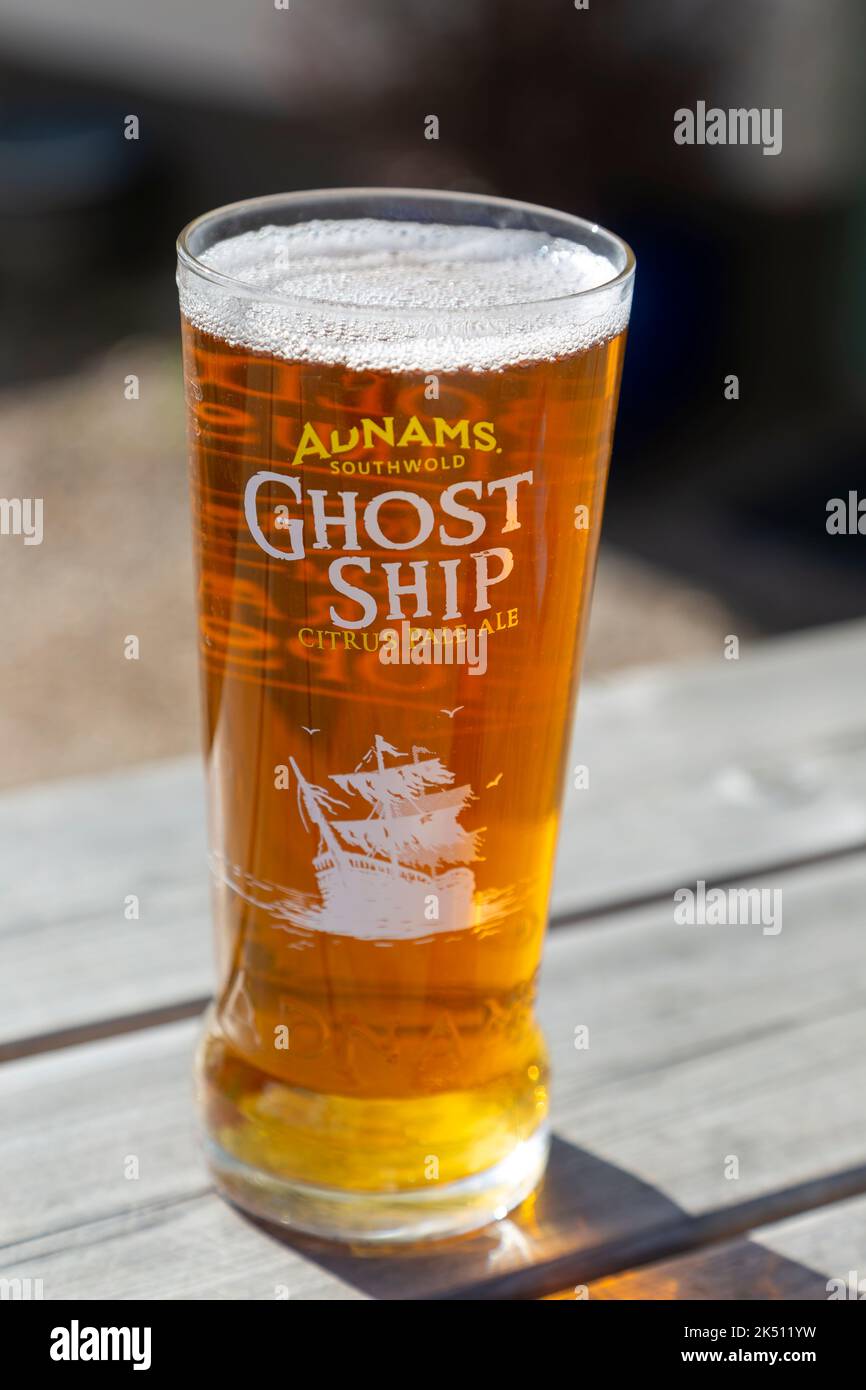 Pint von Ghost Ship Citrus Pale Ale Bier in Adnams Glas, Suffolk, England, Großbritannien Stockfoto