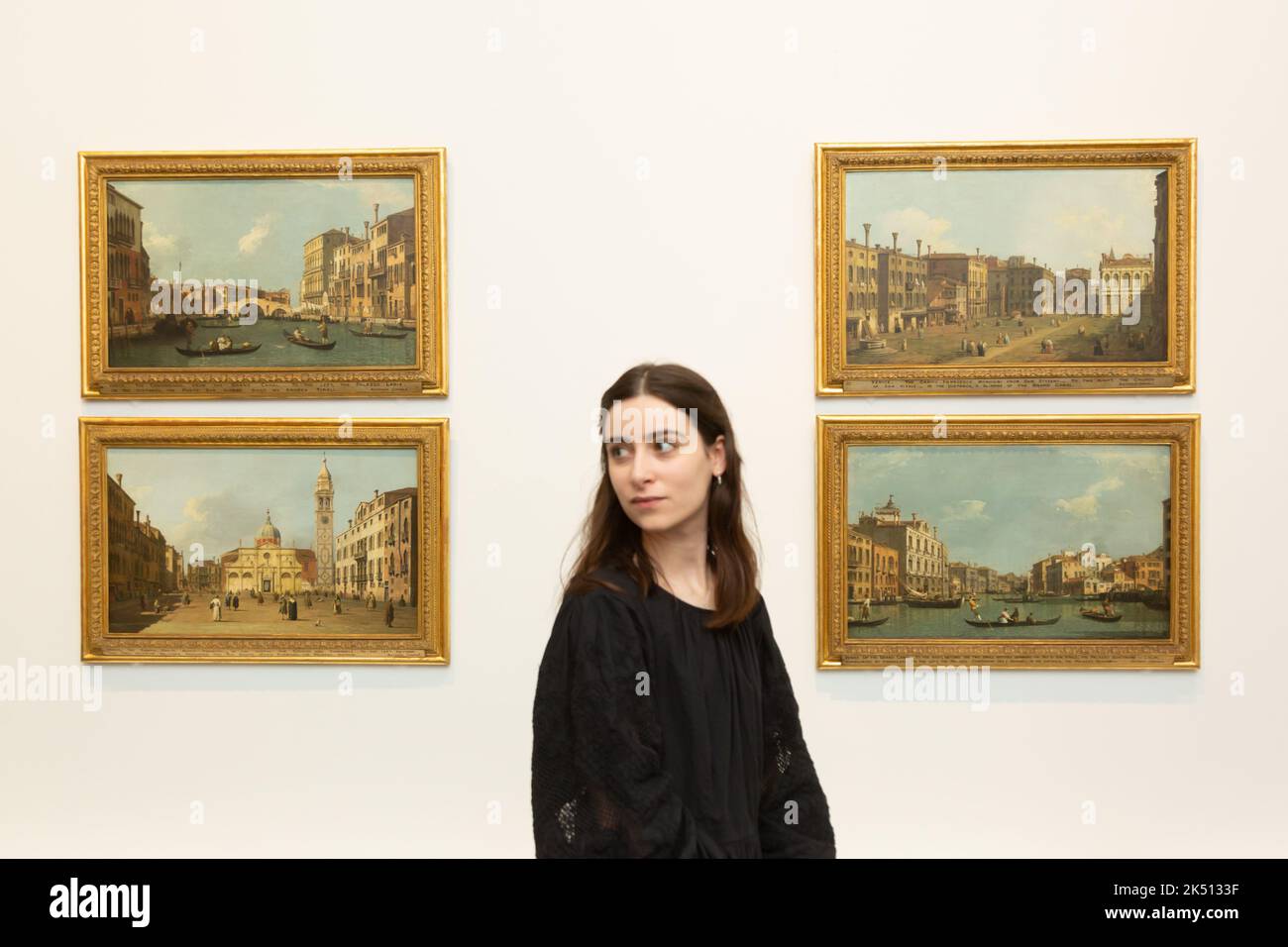 Worcester, Großbritannien. 5. Oktober 2022. Alice Benbow, Marketingbeauftragte für die Kunst und Museen in Worcesteshire, steht bei vier Canaletto-Gemälden in der Kunstgalerie und im Museum der Stadt Worcester. Die Gemälde sind mit 19 weiteren Werken in Canaletto: A Venetian's View zu sehen, die bis zum 7.. Januar 2022 in der Galerie zu sehen sind. Die Gemälde sind Leihgaben der Abteisammlung Woburn. Kredit: Peter Lopeman/Alamy Live Nachrichten Stockfoto