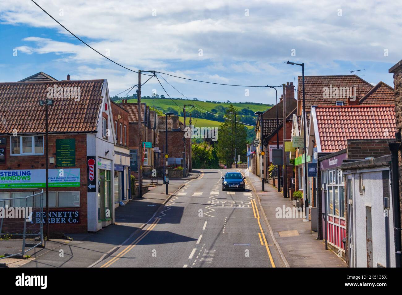 Straßenblick auf Cheddar - ein großes Dorf und eine Bürgergemeinde im Bezirk Sedgemoor der englischen Grafschaft Somerset, Juni 2022 Stockfoto