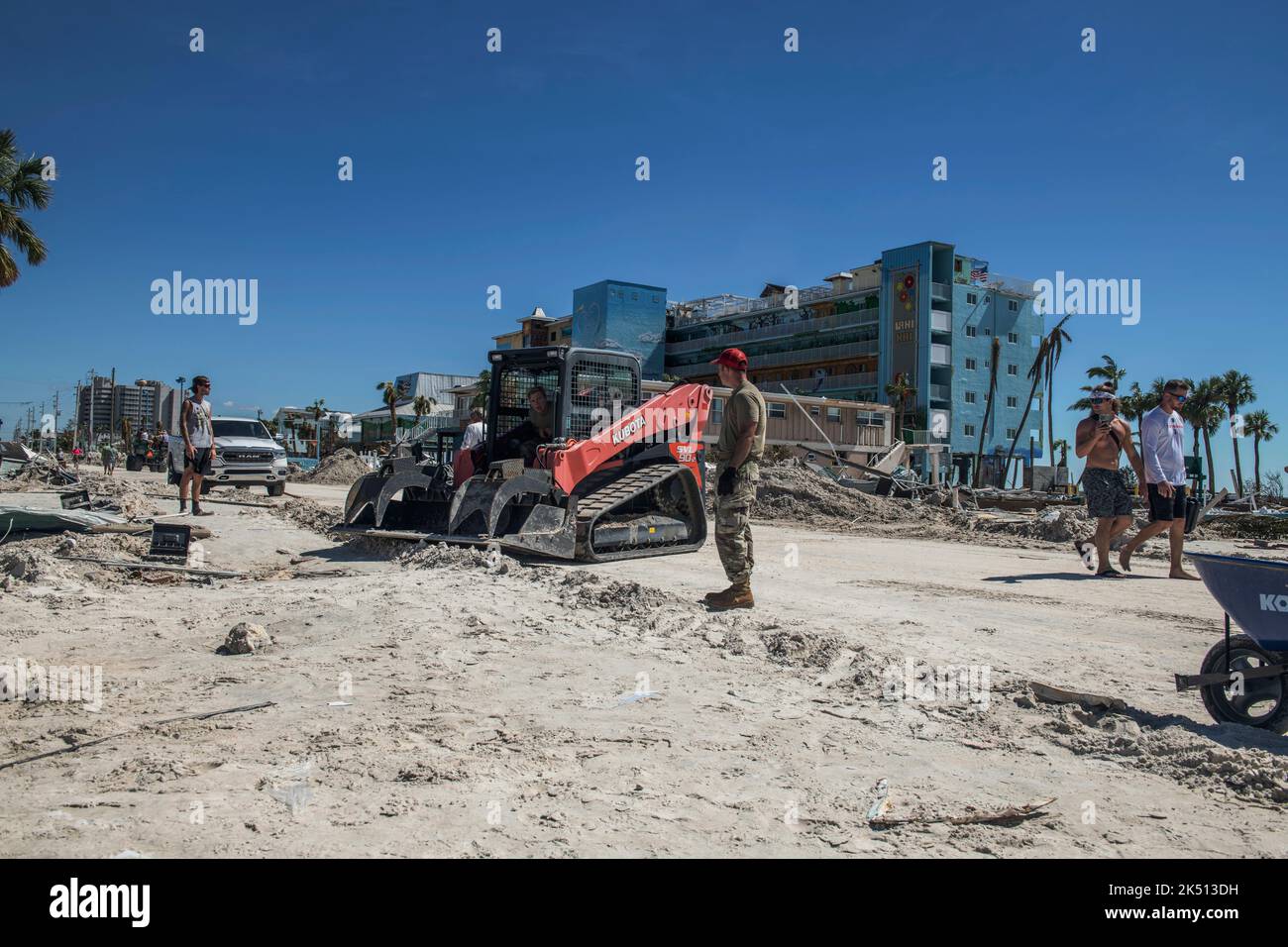 FORT MYERS BEACH, FLORIDA, USA - 30. September 2022 - die US Air National Guard 202. RED HORSE Squadron klare Straßen in Fort Myers Beach, Florida in Re Stockfoto