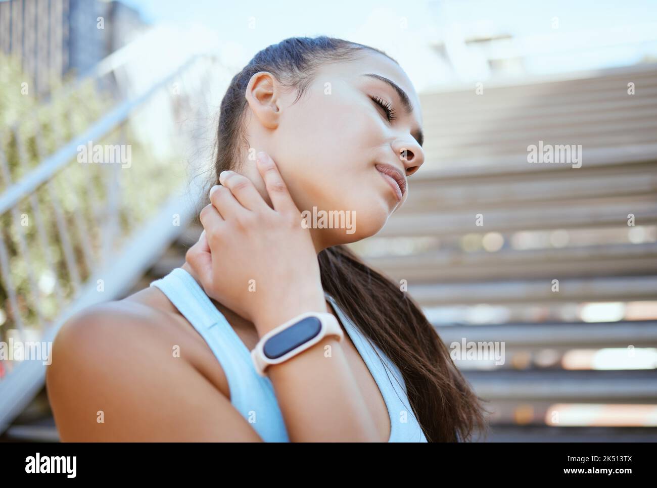 Frau, Nackenschmerzen oder Verletzungen in der Stadt Fitness, Training oder Training für Gesundheit, Wellness oder Marathon-Übung in Mexiko. Zoom, Hand oder Gesicht des Angusskanals Stockfoto