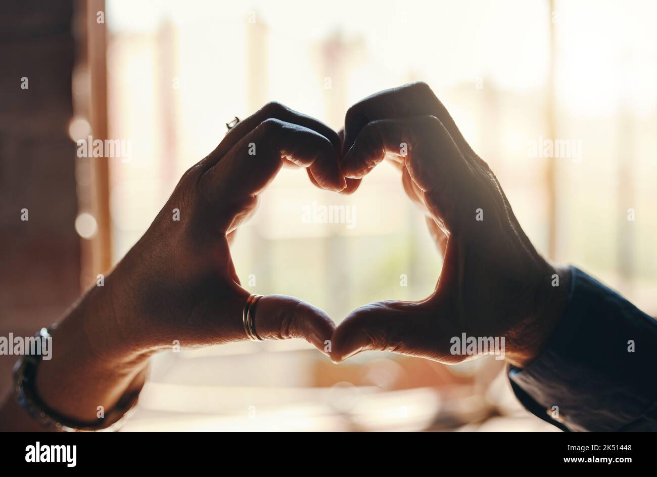 Herz, Hände und Geste für Liebe, und Beziehung in Vertrauen