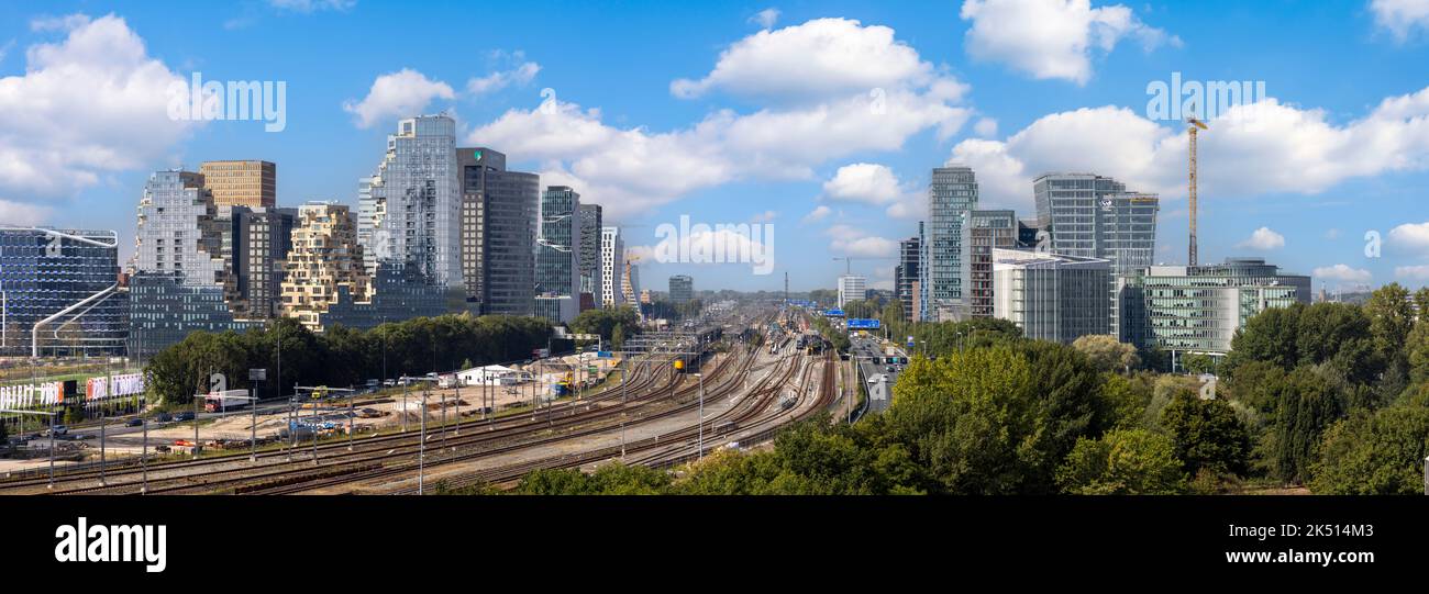 Erhöhte Tageslichtpanorama von Zuidas, dem Geschäftsviertel von Amsterdam in den Niederlanden Stockfoto