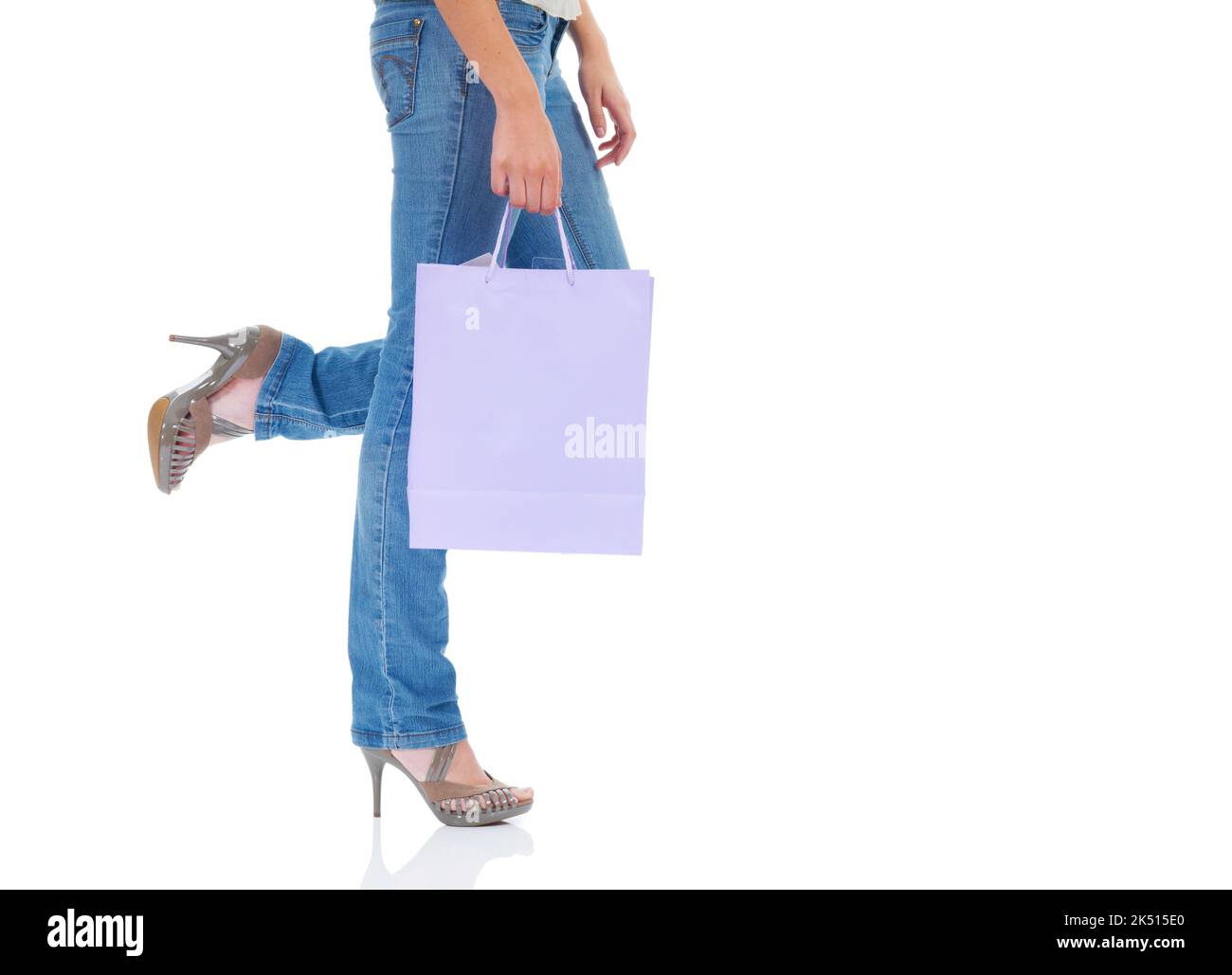 SALE, so. Verkürzte Ansicht einer jungen Frau mit Beinen und einer Einkaufstasche. Stockfoto