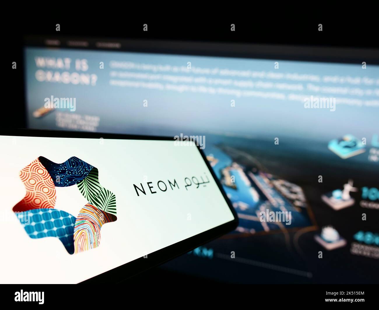 Handy mit Logo des saudischen Immobilienentwicklers NEOM Company auf dem Bildschirm vor der Website. Konzentrieren Sie sich auf die Mitte links des Telefondisplays. Stockfoto