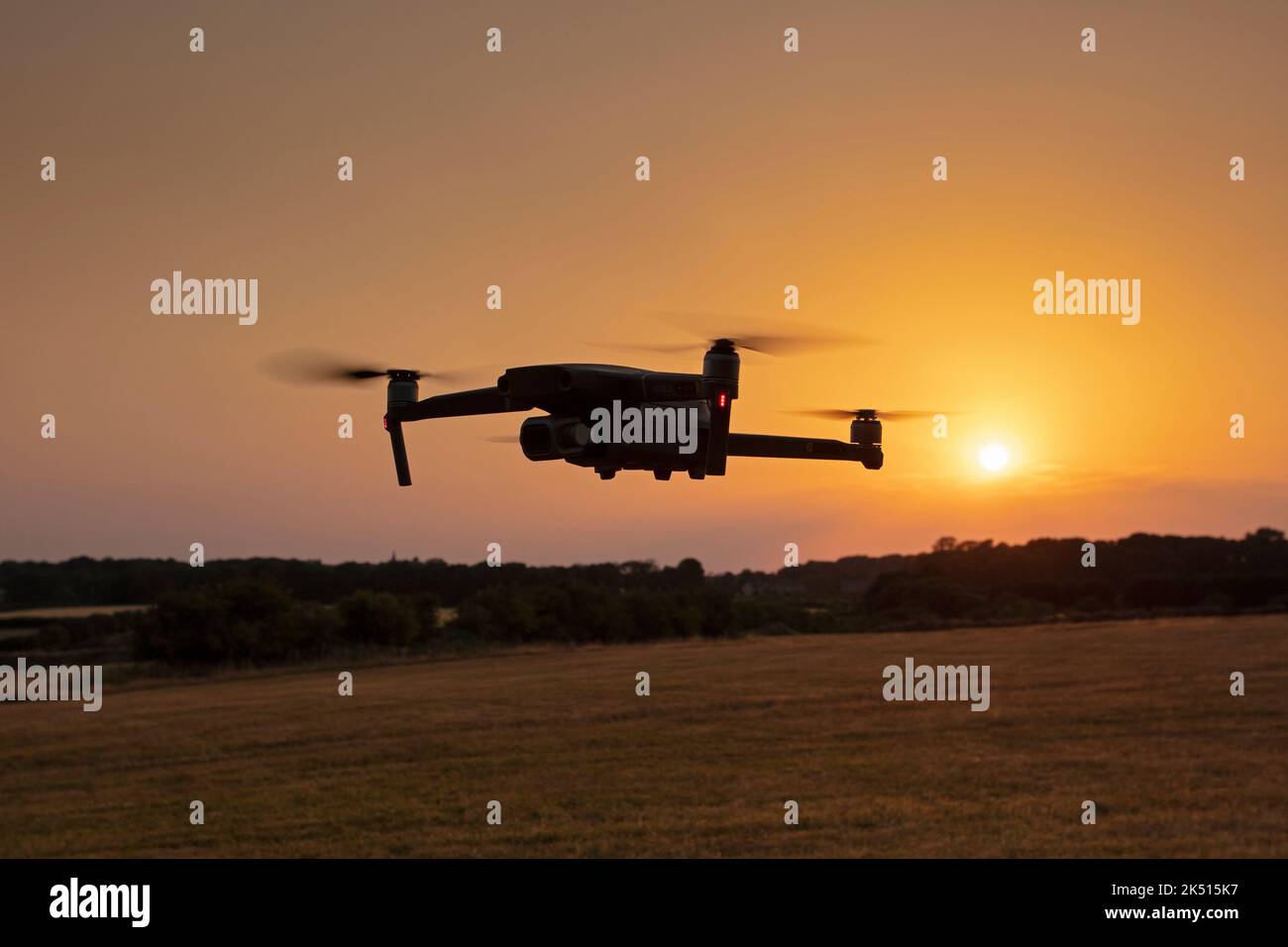 Mavic DJI Drohne fliegt bei Sonnenuntergang Stockfoto