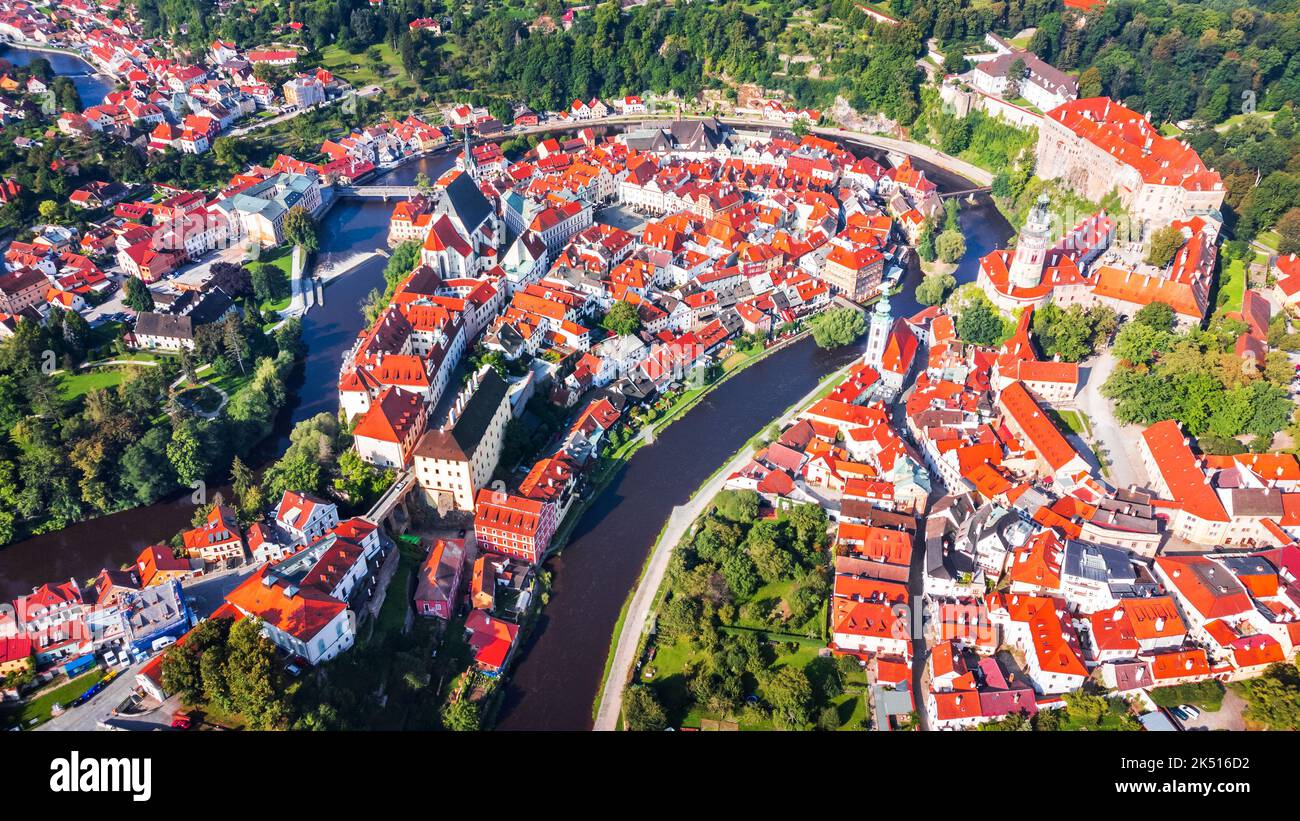 Cesky Krumlov, Tschechische Republik. Luftfahrt über die historischen Flüsse Krumau und Moldau, die zum UNESCO-Weltkulturerbe in Böhmen gehören. Stockfoto