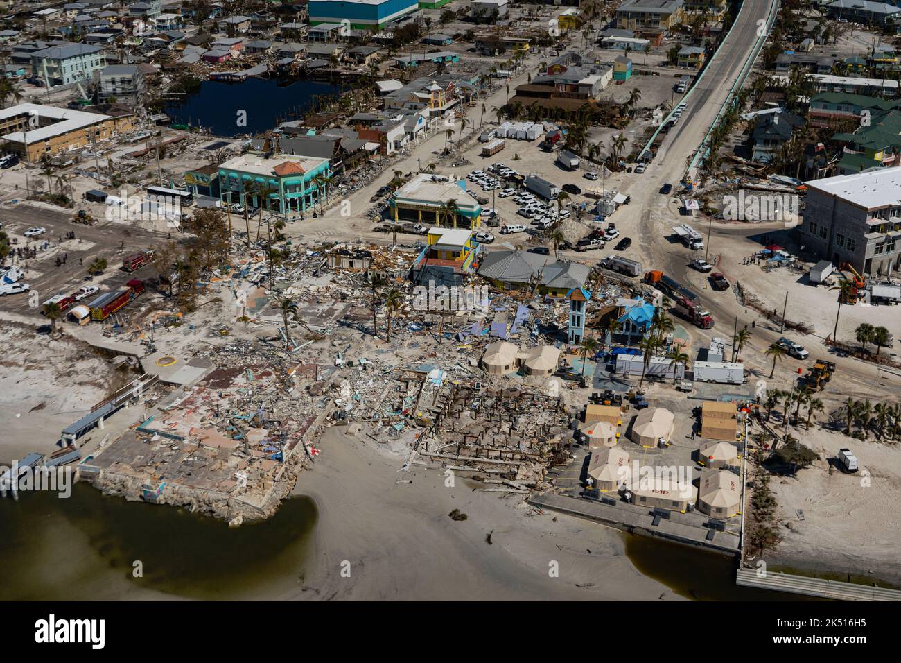 FORT MYERS BEACH, FLORIDA, USA - 02. Oktober 2022 - Luftaufnahme der weit verbreiteten Schäden, die durch den Landfall des nahe gelegenen Kategorie 5-Sturzes Ian bei F verursacht wurden Stockfoto