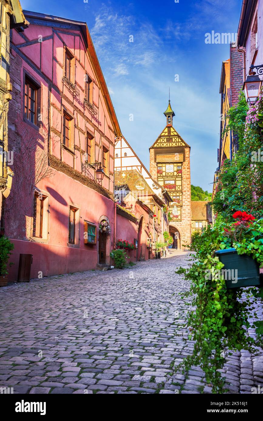 Riquewihr, Elsass. Die schönsten Dörfer Frankreichs. Berühmte Weinstraße und touristische "romantische Straße". Stockfoto