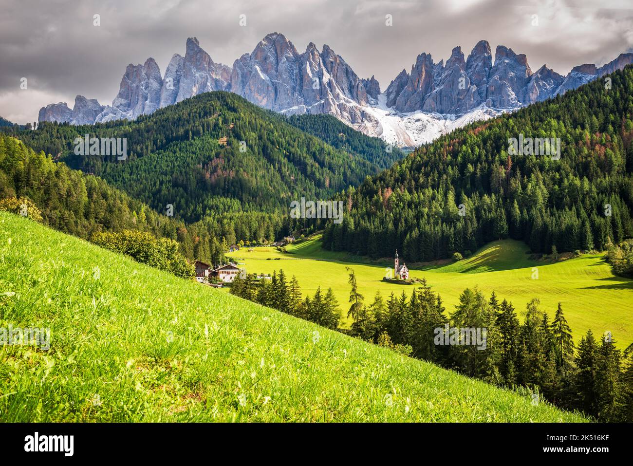 Val di Funes, Italien - wunderschönes Dorf Santa Maddalena und St. Jochn Kirche mit idyllischen Dolomitenbergen im Villental, Südtirol, Italienisch Al Stockfoto