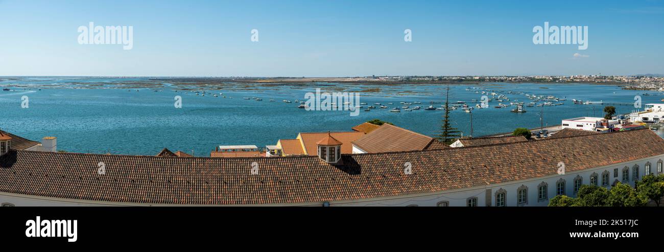 Faro, Portugal, September 2022: Panorama-Weitwinkelansicht auf die Küste der Stadt Faro in Portugal. Stockfoto