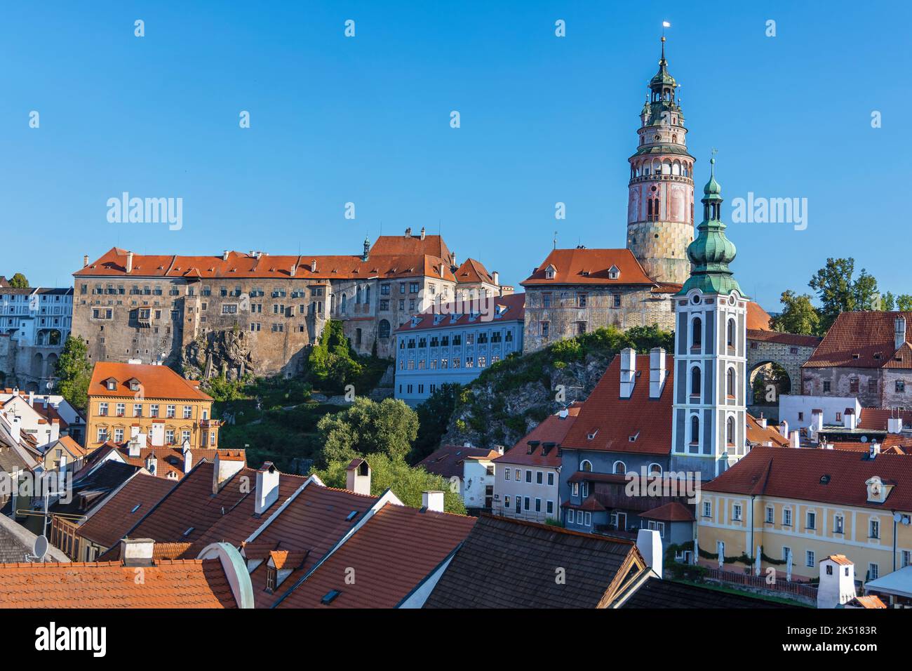 Der Blick auf die St. Vitus Kirche, die Stadt Cesky Krumlov und Moldau vom Burgturm aus. Český Krumlov, Südböhmen, Tschechische Republik. Stockfoto