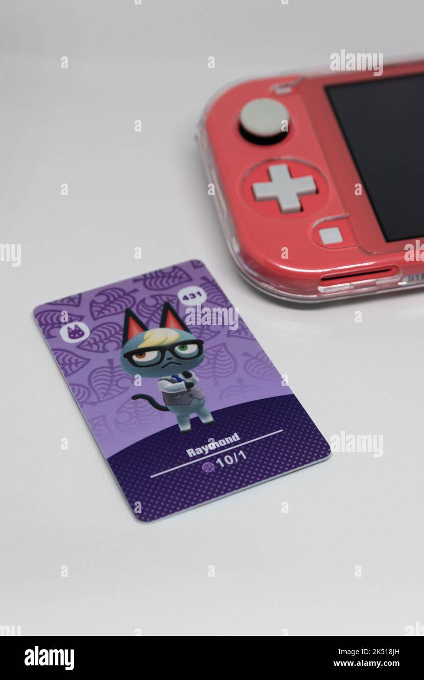 Tier Kreuzung Amiibo-Karte neben nintendo Switch-Konsole Stockfoto