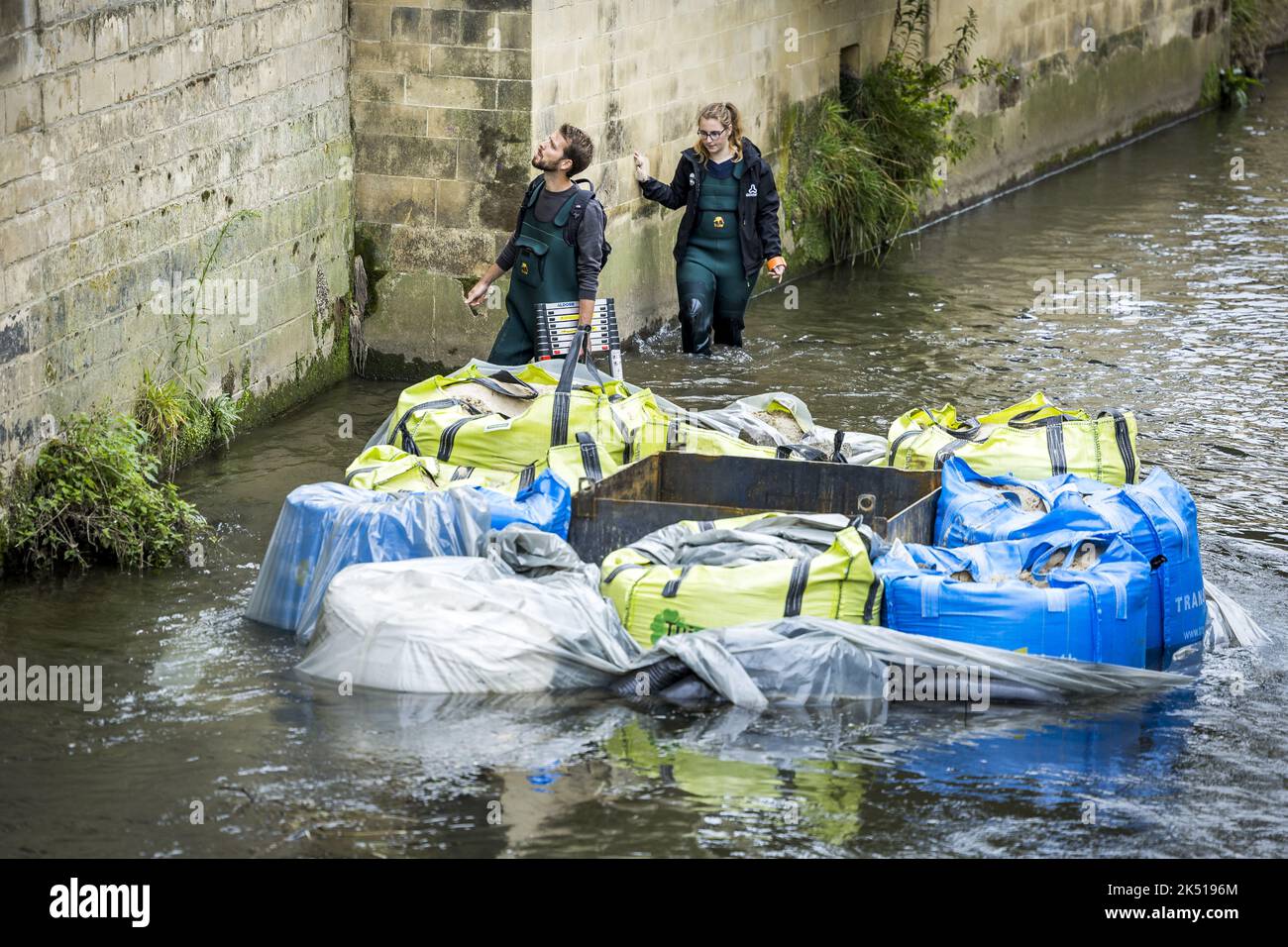 2022-10-05 10:43:13 VALKENBURG AAN DE GEUL - Mitarbeiter der Limburger Wasserbehörde reparieren die Kaimauer in Valkenburg, die letztes Jahr durch die Überschwemmungen beschädigt wurden. Auch Brücken werden repariert, ebenso wie andere vom Hochwasser betroffene oder zerstörte Strukturen. ANP MARCEL VAN HOORN niederlande Out - belgien Out Stockfoto