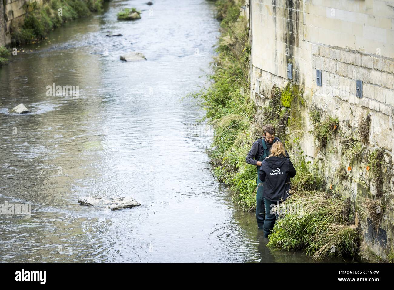 2022-10-05 10:47:22 VALKENBURG AAN DE GEUL - Mitarbeiter der Limburger Wasserbehörde reparieren die Kaimauer in Valkenburg, die letztes Jahr durch die Überschwemmungen beschädigt wurden. Auch Brücken werden repariert, ebenso wie andere vom Hochwasser betroffene oder zerstörte Strukturen. ANP MARCEL VAN HOORN niederlande Out - belgien Out Stockfoto