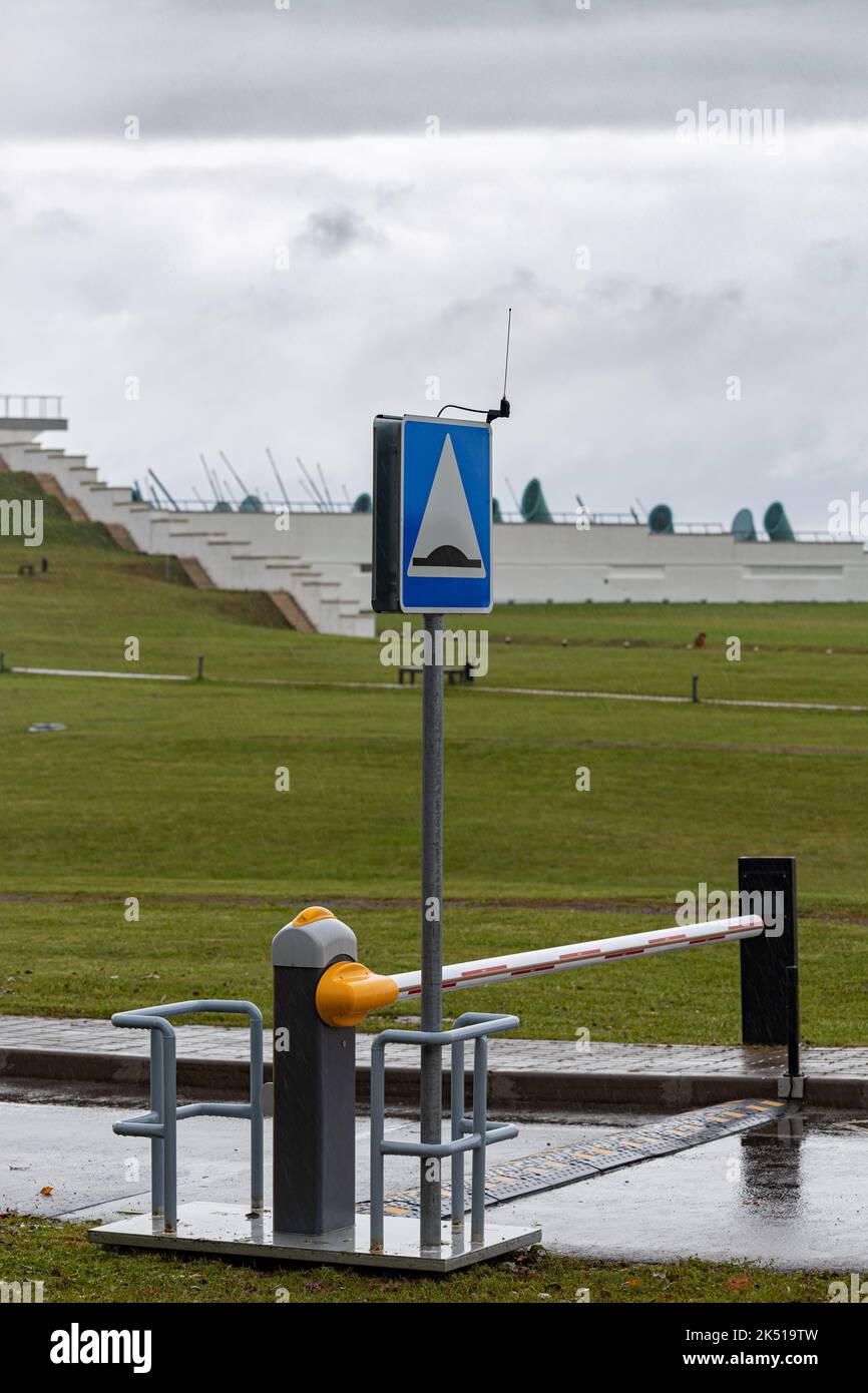 Abgesenkte Barriere am Checkpoint auf der Straße Stockfoto