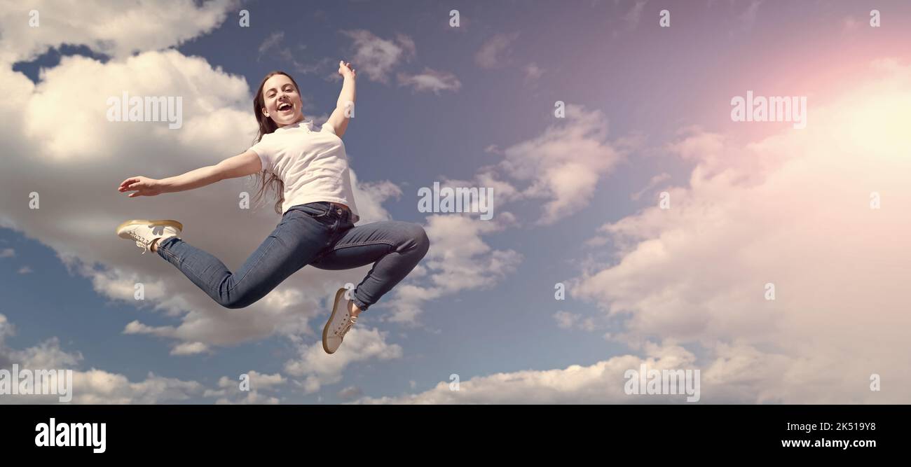 Jung und frei. Zukunft des Sports. Outdoor-Aktivität. Gesundes Kind springen im Freien. Kind voller Energie. Horizontales Poster mit isoliertem Kindergesicht, Banner Stockfoto