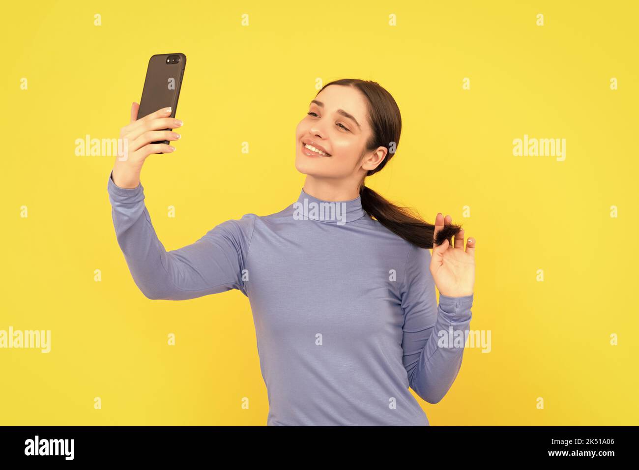 Lächelnde Frau macht Selfie Foto auf dem Smartphone, Selfie Stockfoto