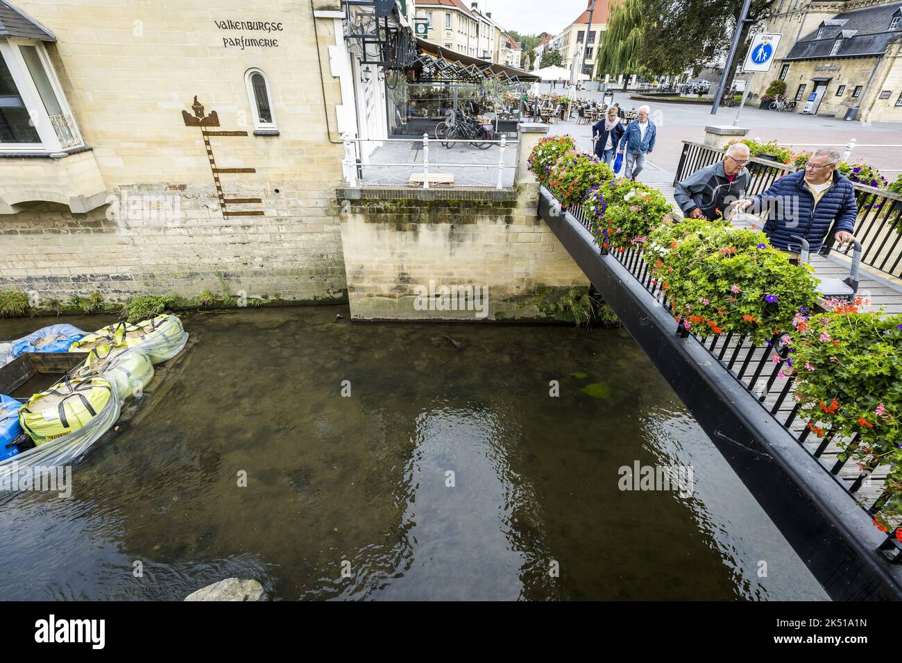 2022-10-05 11:31:33 VALKENBURG AAN DE GEUL - Passanten schauen sich den Geul an. Mitarbeiter der Limburger Wasserbehörde reparieren die Kaimauer in Valkenburg, die im vergangenen Jahr durch die Überschwemmungen beschädigt wurden. Auch Brücken werden repariert, ebenso wie andere vom Hochwasser betroffene oder zerstörte Strukturen. ANP MARCEL VAN HOORN niederlande Out - belgien Out Stockfoto