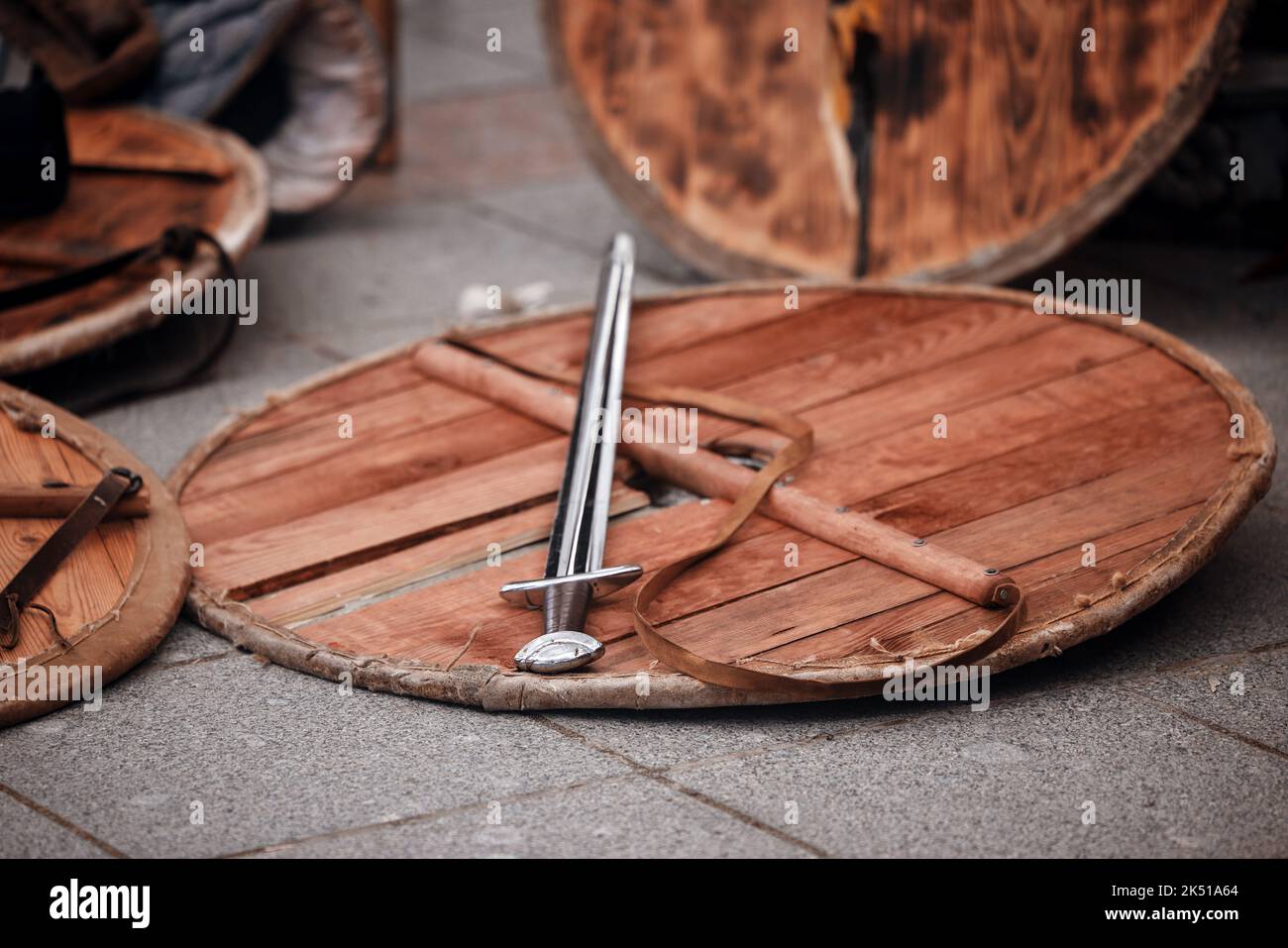 Schild und Schwert aus Holz. Waffen des mittelalterlichen Kriegers. Rekonstruktion der mittelalterlichen Militärausrüstung. Stockfoto