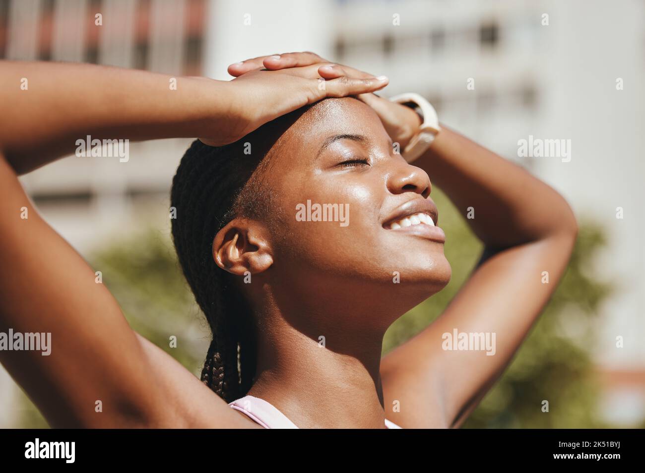 Gesicht, Atemluft und schwarze Frau in der Sonne, um sich auf einem Wellness-Übungsspaziergang in der Natur zu entspannen. Glück, Freiheit und ruhiges afrikanisches Mädchen Stockfoto
