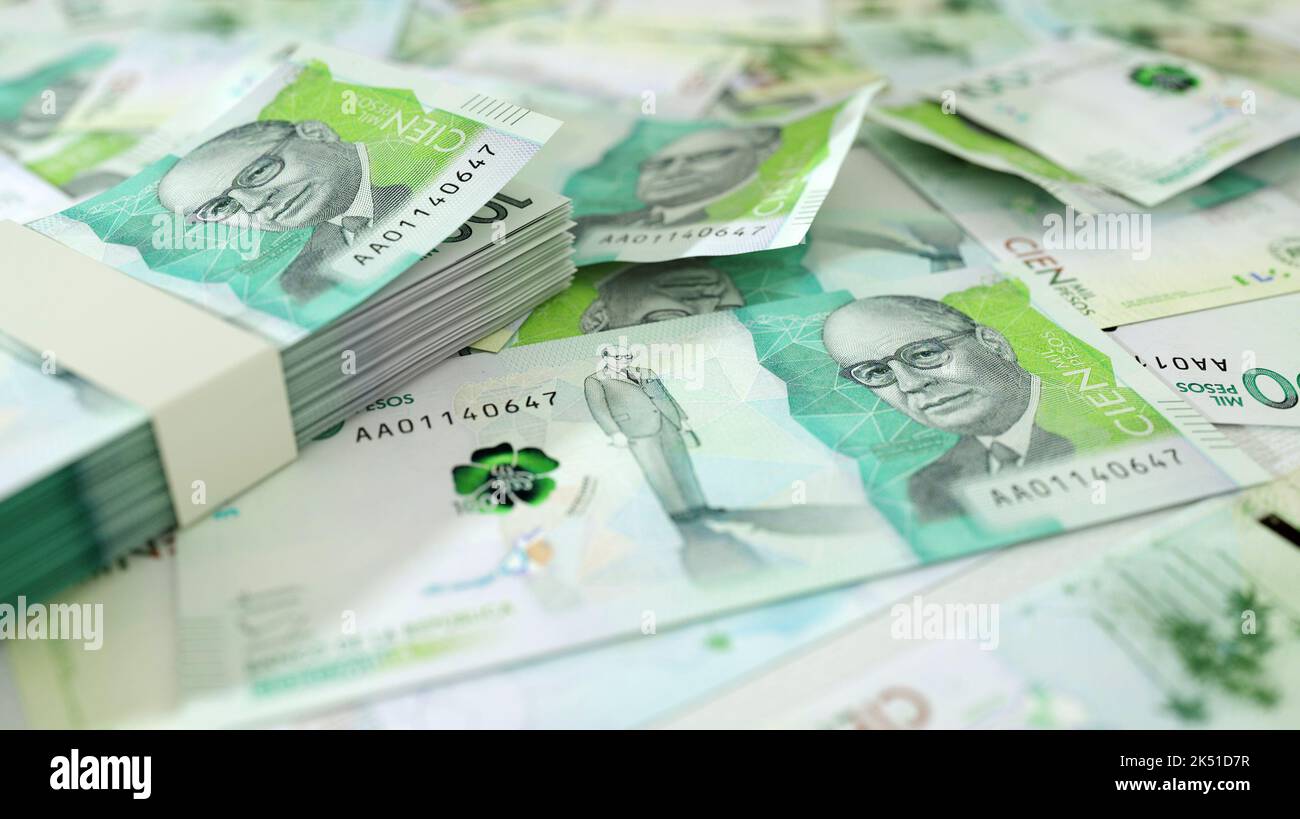 Nahaufnahme der kolumbianischen Peso-Noten auf dem Tisch. 3D-Darstellung von Geld, das auf der Oberfläche verstreut ist Stockfoto