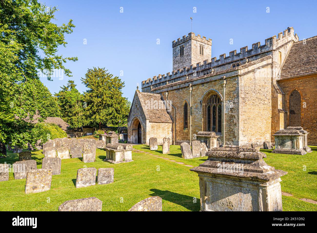 Im Hochsommer ist es am frühen Morgen hell auf der sächsischen Kirche St. Mary im Cotswold-Dorf Bibury, Gloucestershire, England Stockfoto