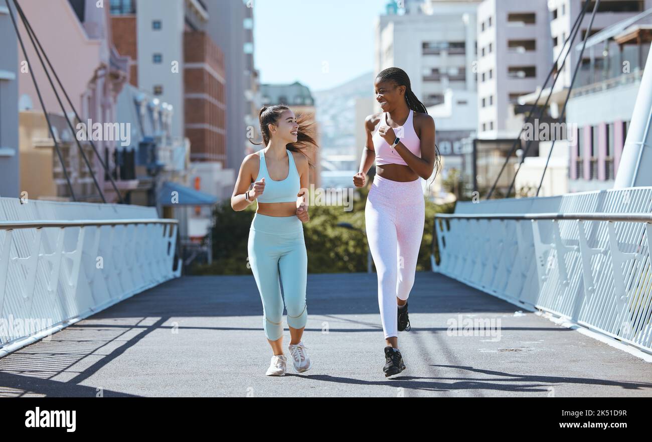 Gesundheit Frauen und Freunde laufen auf Brücke in der Stadt zusammen für Training und Bewegung Lebensstil. Mädchenfreundschaft mit jungen, glücklichen und athletischen Menschen Stockfoto