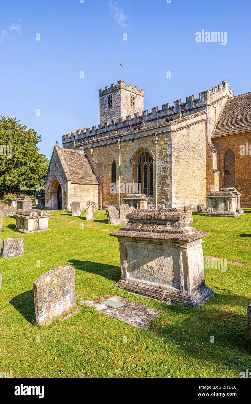 Im Hochsommer ist es am frühen Morgen hell auf der sächsischen Kirche St. Mary im Cotswold-Dorf Bibury, Gloucestershire, England Stockfoto