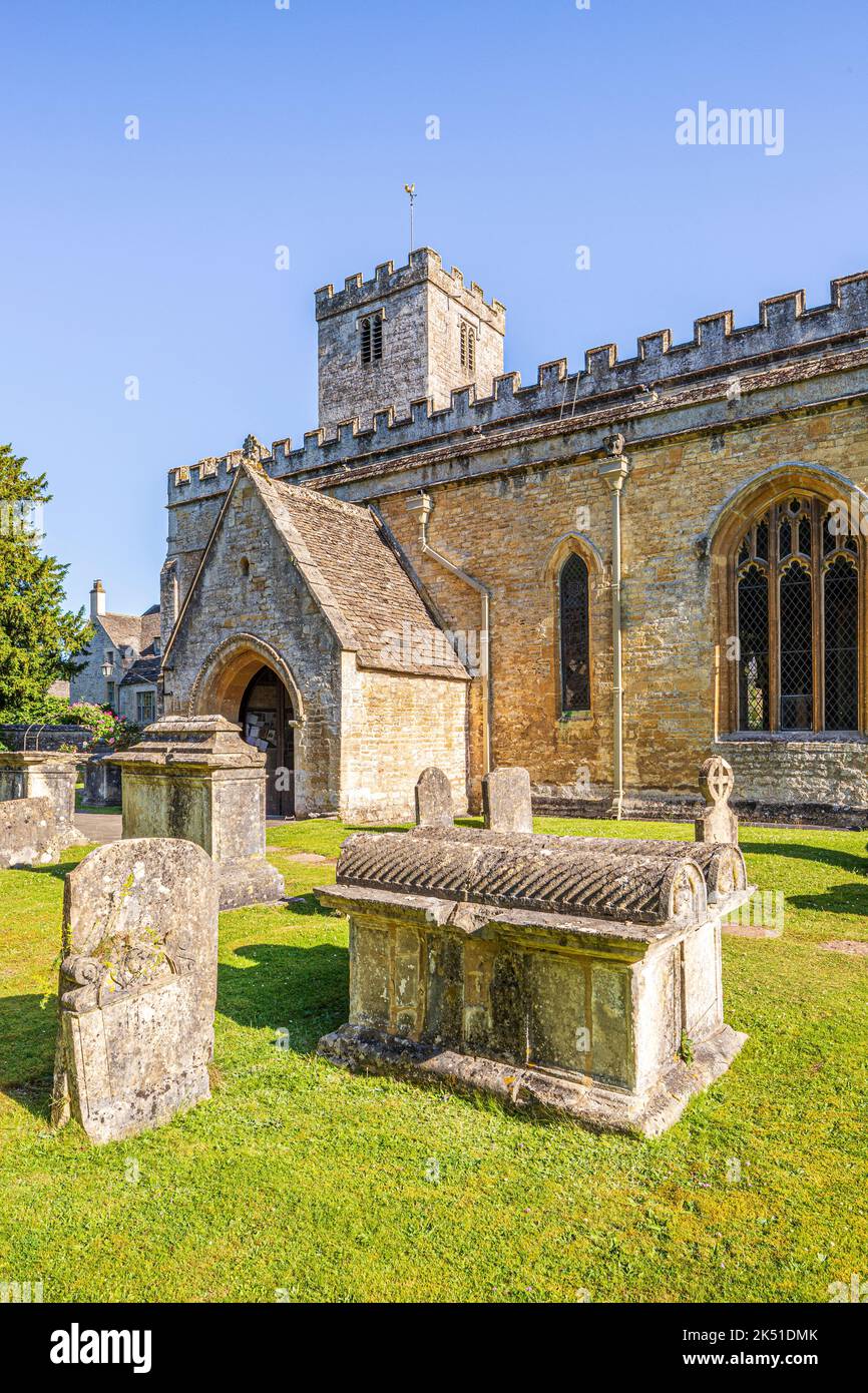 Am frühen Morgen leuchtet es im Hochsommer auf einem Tonnengrab auf dem Kirchhof der sächsischen Marienkirche im Cotswold-Dorf Bibury, Gloucestersh Stockfoto