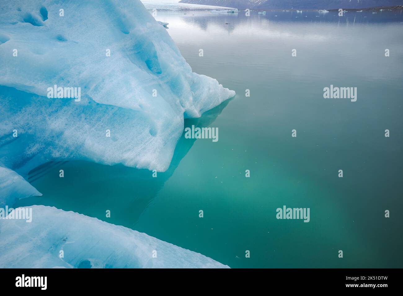 Von oben auf dem Gletscher auf gefrorenem Seewasser Stockfoto