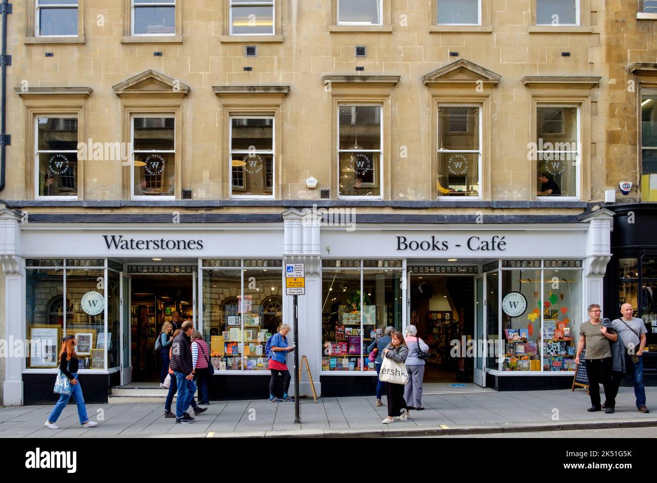Einkaufsstraßen in Bath. Waterstones Cafe und Buchladen auf der Milsom Street Stockfoto