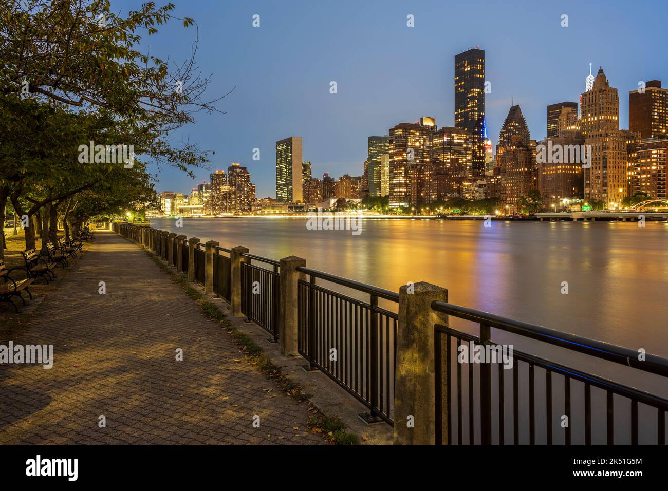 Skyline von Midtown Manhattan und East River, Roosevelt Island, New York, USA Stockfoto