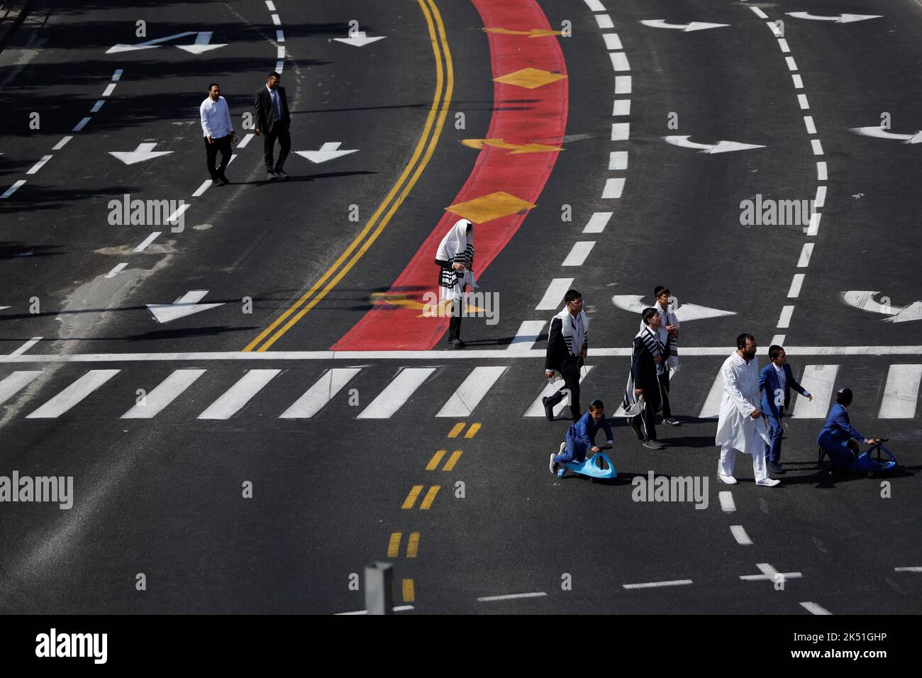 Männer und Kinder laufen am 5. Oktober 2022, dem jüdischen Sühnetag und