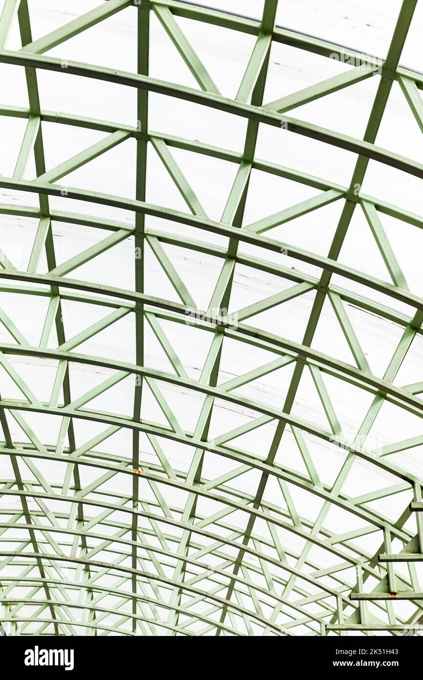 Moderne architektonische Struktur. Grün gewölbter Stahlrahmen und Polycarbonat-Dach Stockfoto