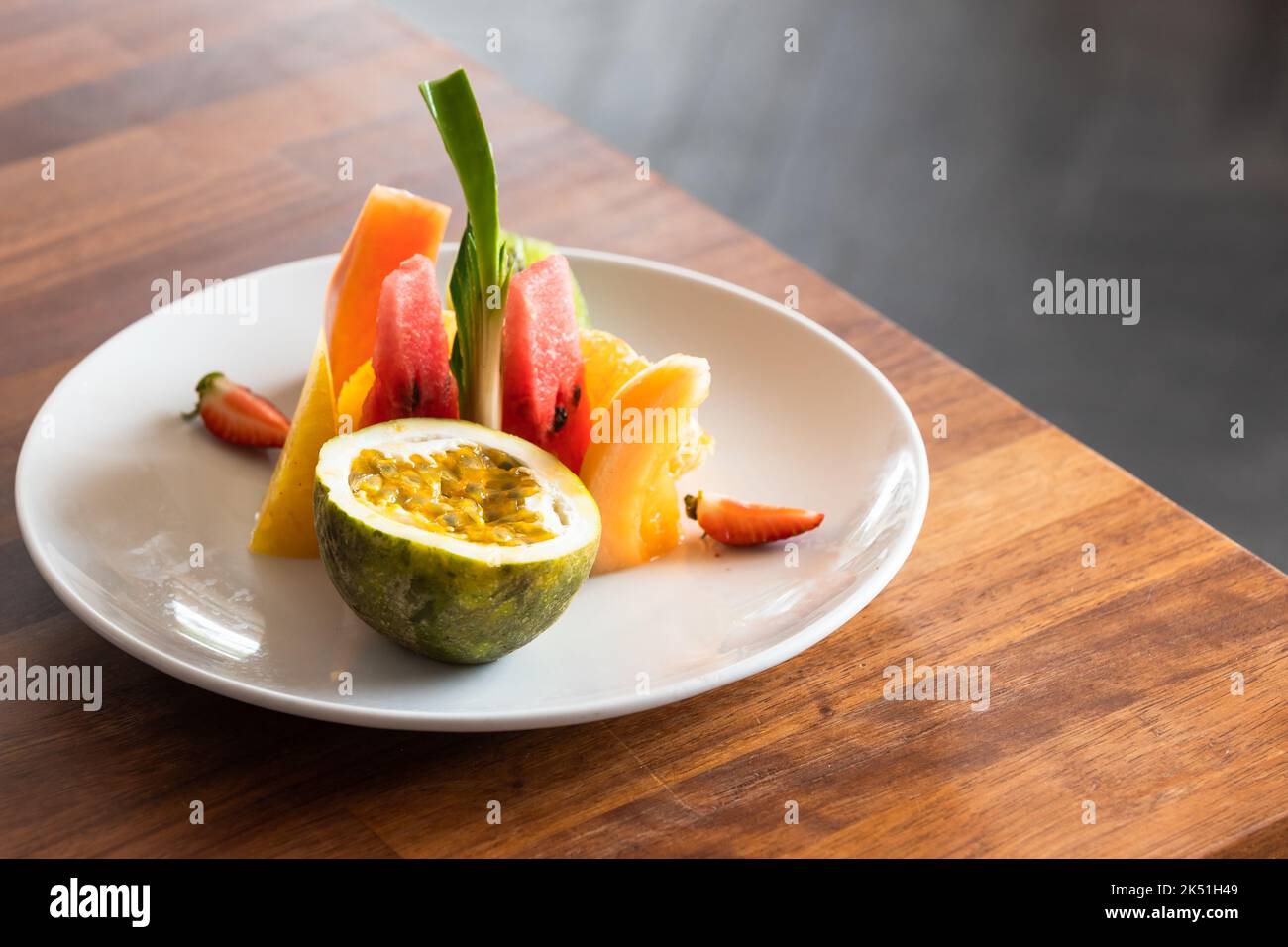 Obstteller steht auf einem Holztisch, Nahaufnahme des Studios Stockfoto