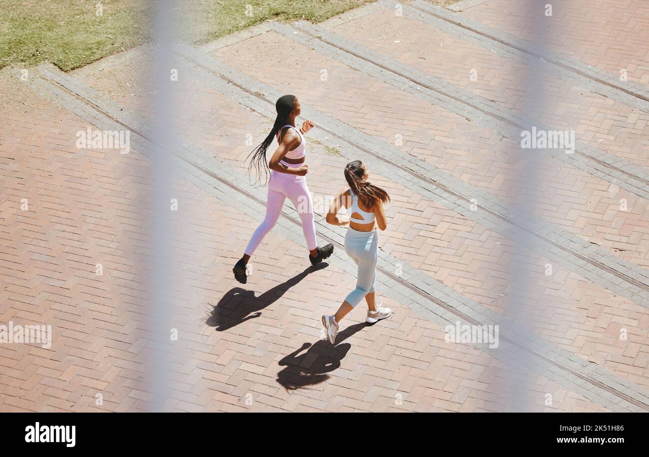 Laufen, Fitness und Freundinnen trainieren auf den Stufen im Freien für einen gesunden Lebensstil, Wellness-Motivation und Rechenschaftspflicht. Sportfreunde, Paare oder Stockfoto