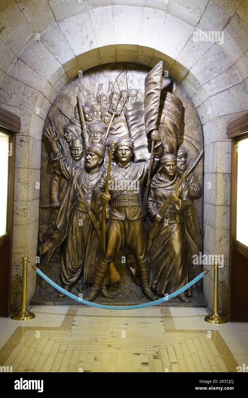 ANKARA, TURKIYE - 05. JUNI 2022: Relief in Anitkabir, wo sich das Mausoleum von Atatürk befindet, dem Gründer und ersten Präsidenten der Republik Turkiye. Stockfoto